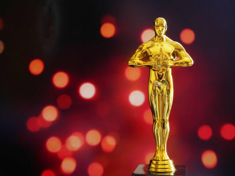 An Oscar award awaiting the Best Supporting Actress winner.